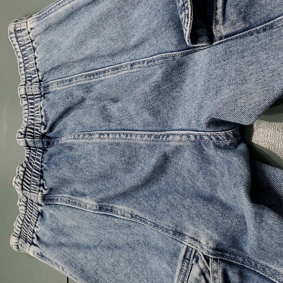 Pacson cargo vintage jeans, elastic in back of waist. Size small. Straight leg. - Picture 5 of 10